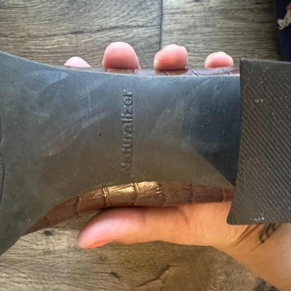 Brown leather crocodile embossed block heel with traction sole - Picture 12 of 16